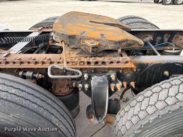 image for item FB8056 2015 Freightliner Cascadia semi truck