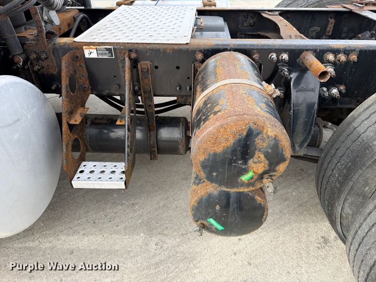 image for item FB8056 2015 Freightliner Cascadia semi truck