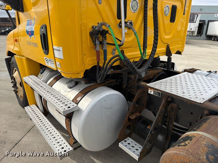 image for item FB8056 2015 Freightliner Cascadia semi truck