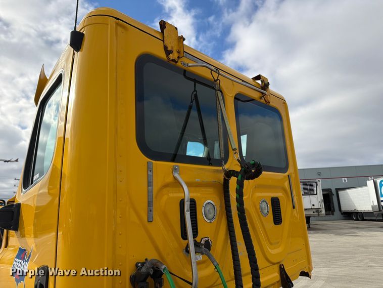 image for item FB8056 2015 Freightliner Cascadia semi truck