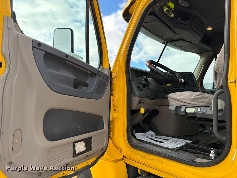 image for item FB8056 2015 Freightliner Cascadia semi truck