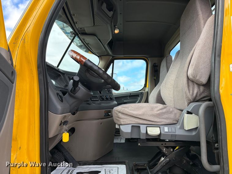 image for item FB8056 2015 Freightliner Cascadia semi truck