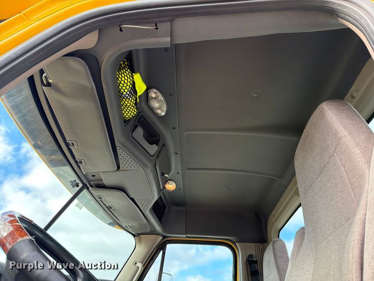 image for item FB8056 2015 Freightliner Cascadia semi truck