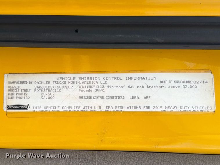 image for item FB8056 2015 Freightliner Cascadia semi truck