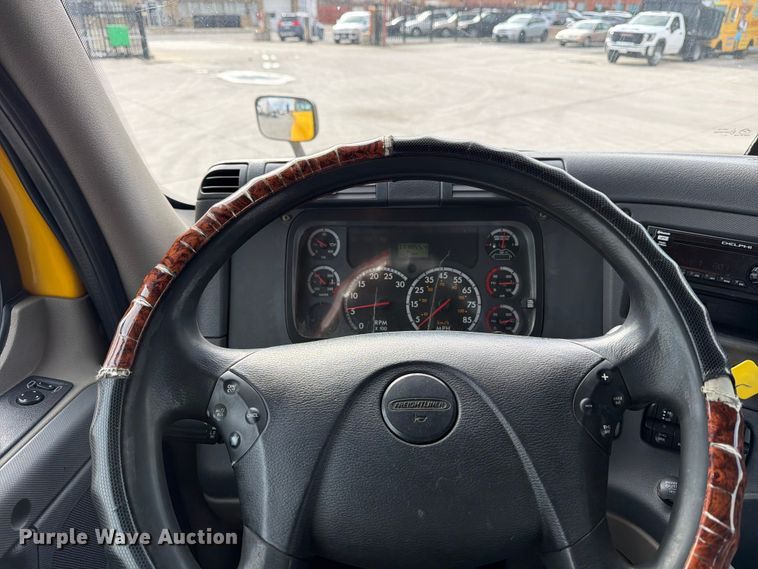 image for item FB8056 2015 Freightliner Cascadia semi truck