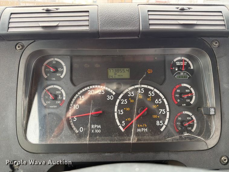 image for item FB8056 2015 Freightliner Cascadia semi truck