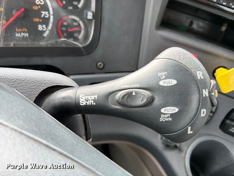 image for item FB8056 2015 Freightliner Cascadia semi truck