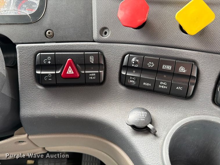 image for item FB8056 2015 Freightliner Cascadia semi truck