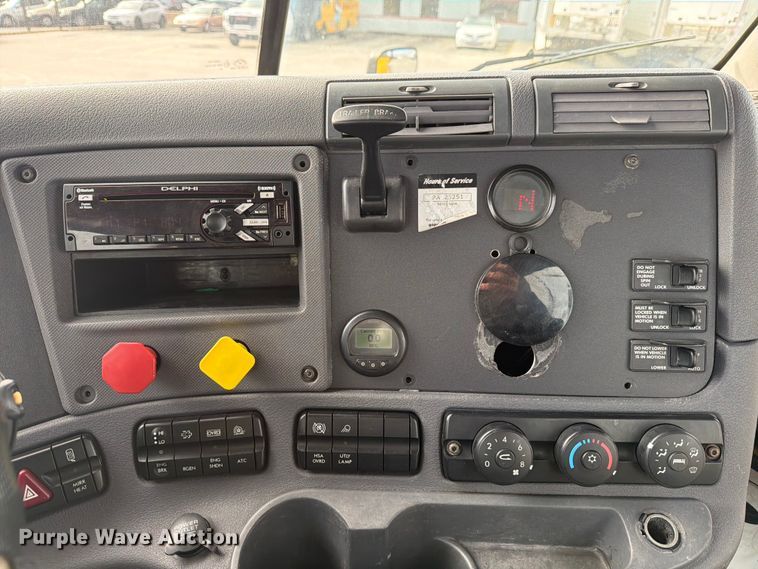 image for item FB8056 2015 Freightliner Cascadia semi truck