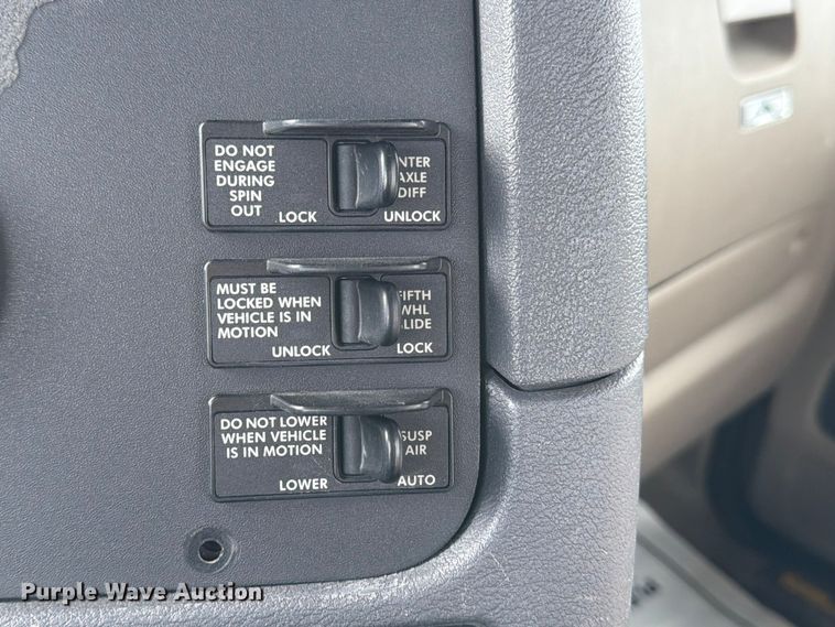 image for item FB8056 2015 Freightliner Cascadia semi truck