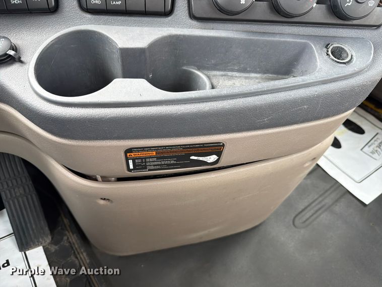 image for item FB8056 2015 Freightliner Cascadia semi truck