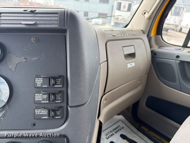 image for item FB8056 2015 Freightliner Cascadia semi truck