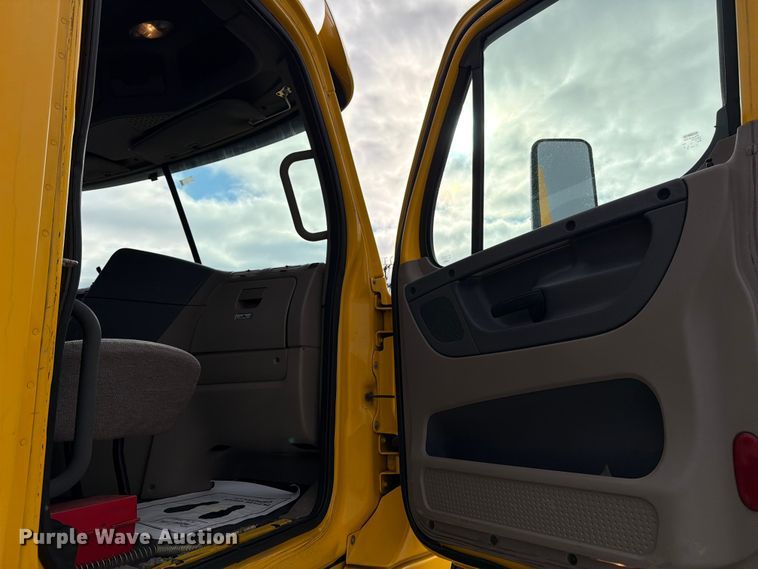 image for item FB8056 2015 Freightliner Cascadia semi truck