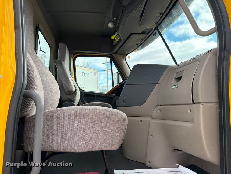 image for item FB8056 2015 Freightliner Cascadia semi truck