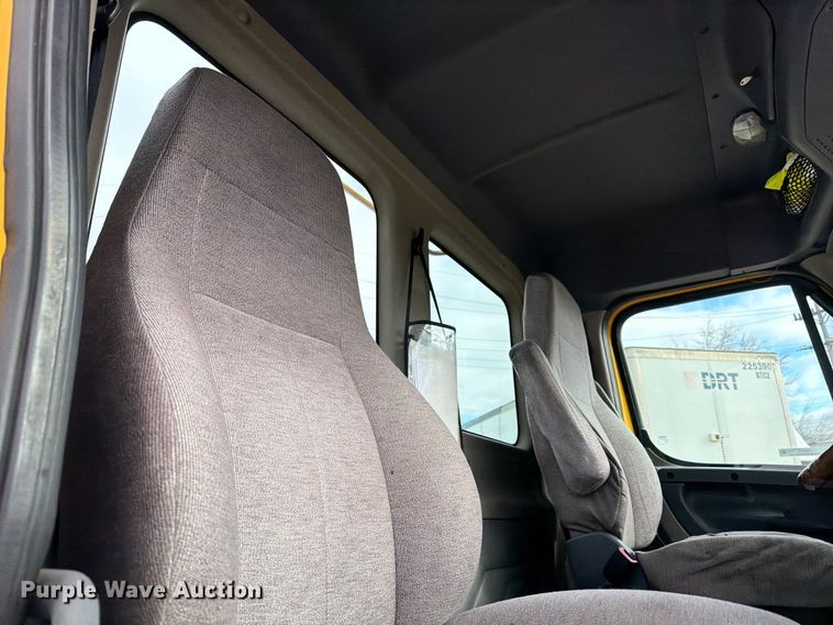 image for item FB8056 2015 Freightliner Cascadia semi truck