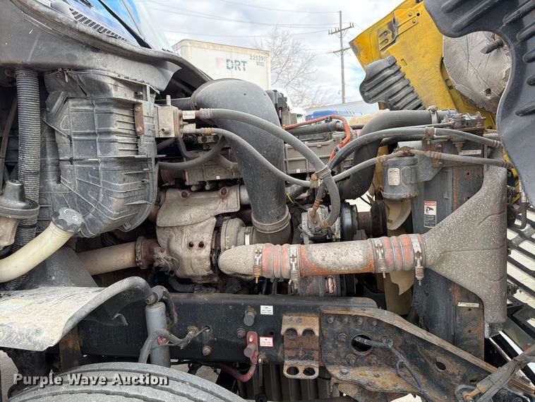 image for item FB8056 2015 Freightliner Cascadia semi truck