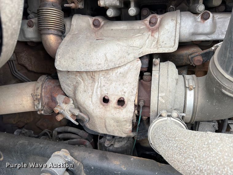 image for item FB8056 2015 Freightliner Cascadia semi truck