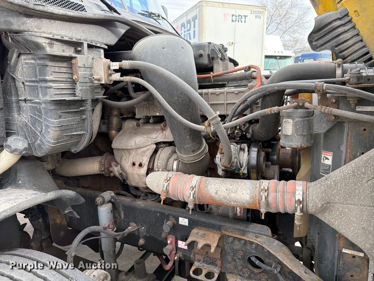 image for item FB8056 2015 Freightliner Cascadia semi truck