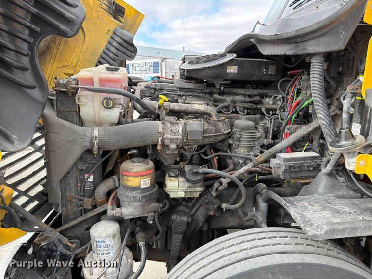 image for item FB8056 2015 Freightliner Cascadia semi truck