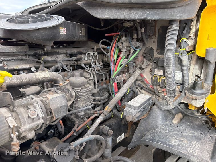 image for item FB8056 2015 Freightliner Cascadia semi truck