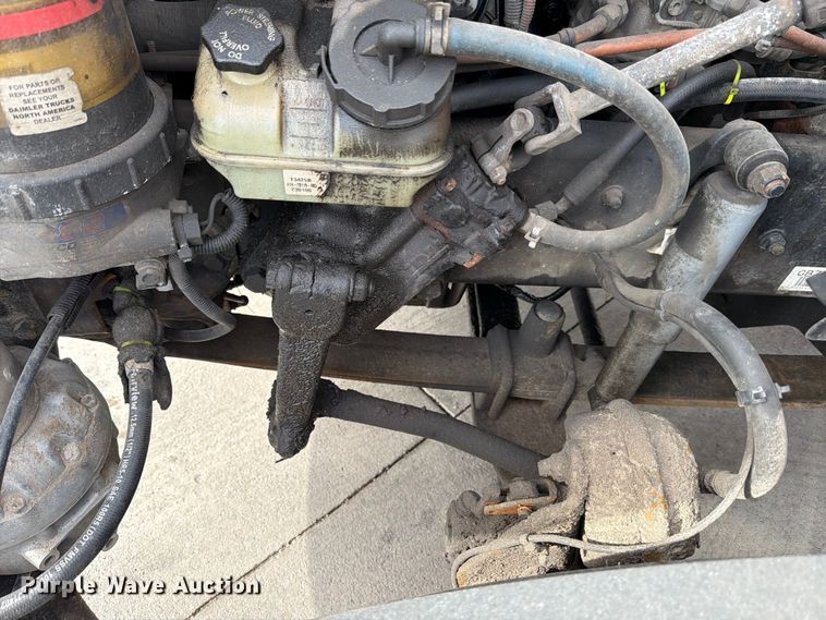 image for item FB8056 2015 Freightliner Cascadia semi truck