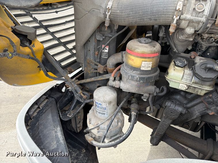 image for item FB8056 2015 Freightliner Cascadia semi truck