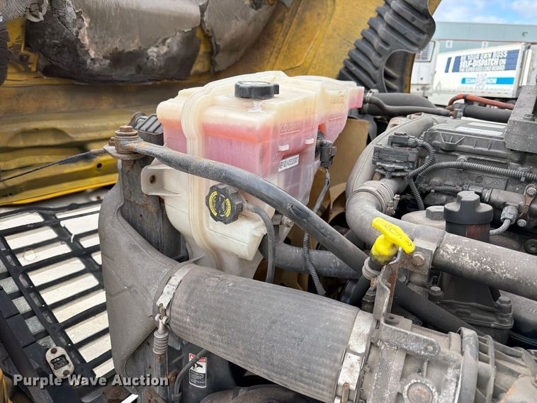 image for item FB8056 2015 Freightliner Cascadia semi truck