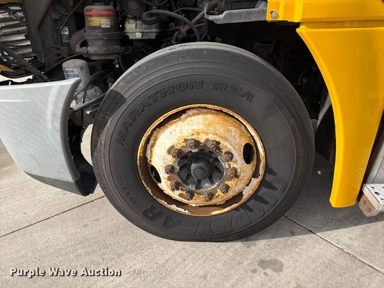 image for item FB8056 2015 Freightliner Cascadia semi truck