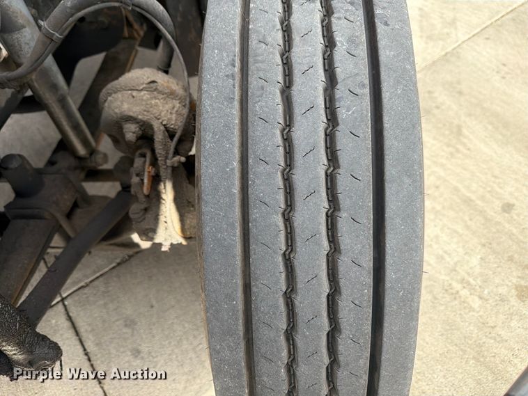 image for item FB8056 2015 Freightliner Cascadia semi truck