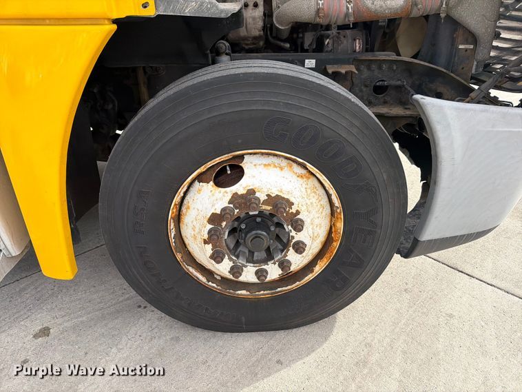 image for item FB8056 2015 Freightliner Cascadia semi truck