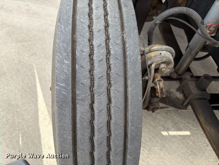 image for item FB8056 2015 Freightliner Cascadia semi truck