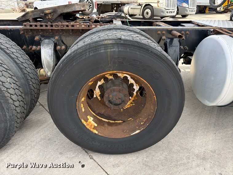 image for item FB8056 2015 Freightliner Cascadia semi truck