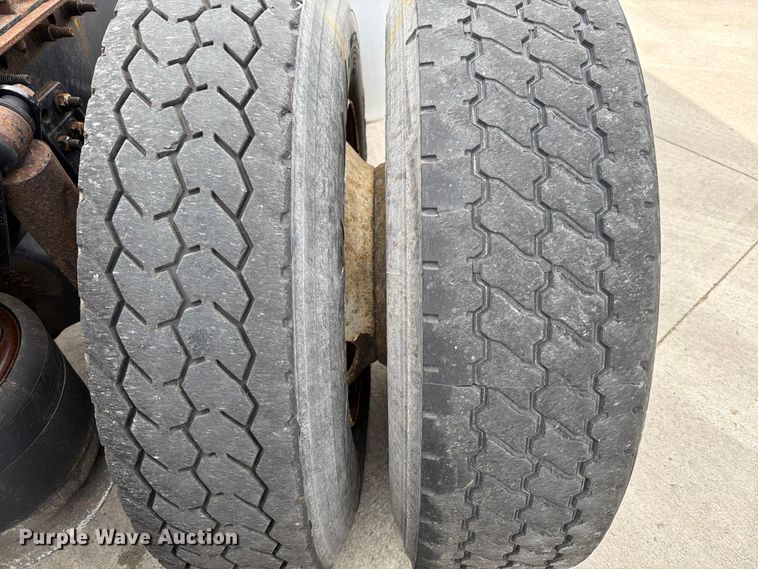 image for item FB8056 2015 Freightliner Cascadia semi truck