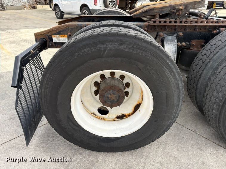 image for item FB8056 2015 Freightliner Cascadia semi truck