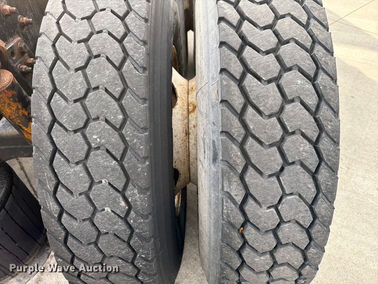 image for item FB8056 2015 Freightliner Cascadia semi truck