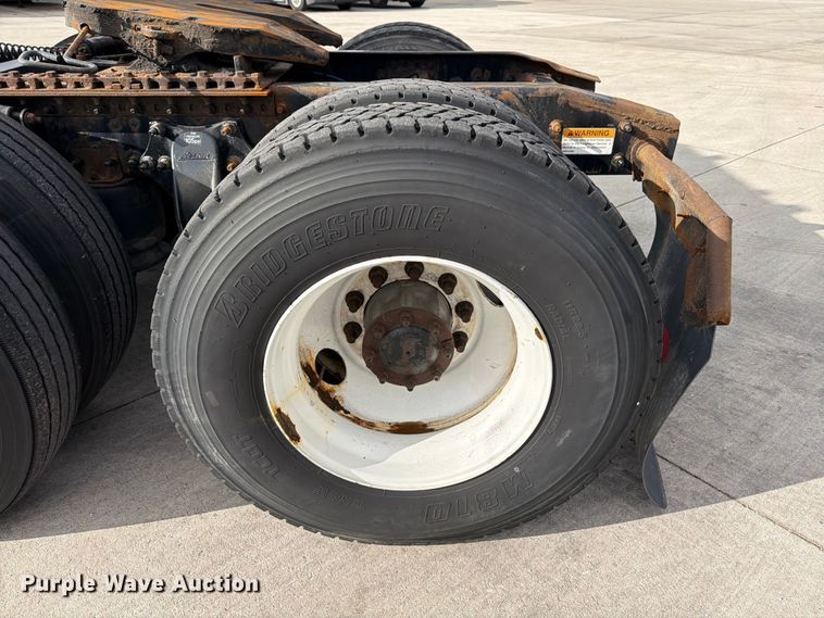 image for item FB8056 2015 Freightliner Cascadia semi truck