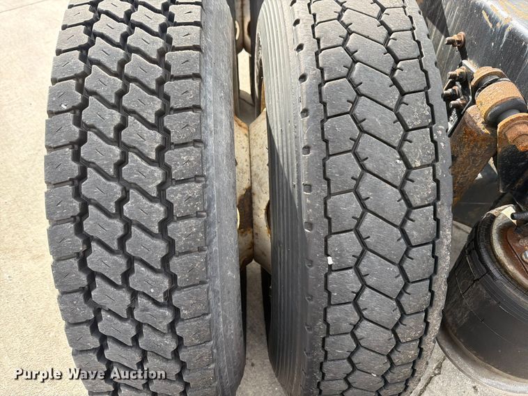 image for item FB8056 2015 Freightliner Cascadia semi truck