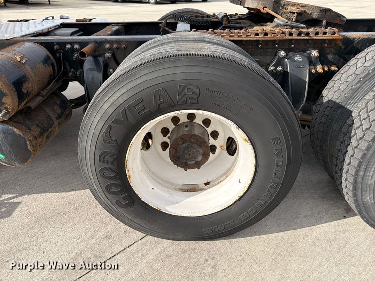 image for item FB8056 2015 Freightliner Cascadia semi truck