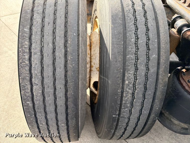 image for item FB8056 2015 Freightliner Cascadia semi truck