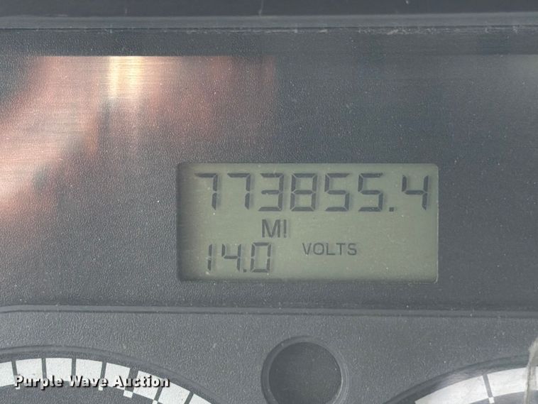 image for item FB8056 2015 Freightliner Cascadia semi truck