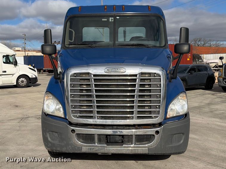 image for item FB8057 2017 Freightliner Cascadia semi truck