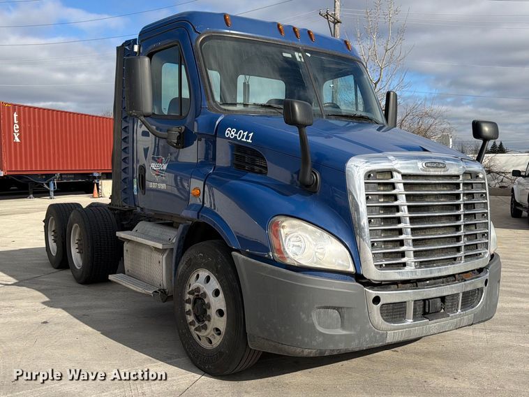 image for item FB8057 2017 Freightliner Cascadia semi truck