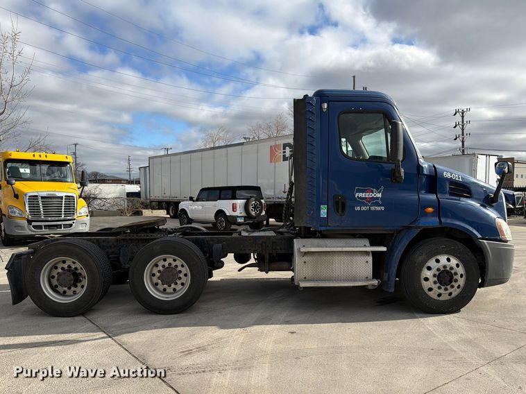 image for item FB8057 2017 Freightliner Cascadia semi truck