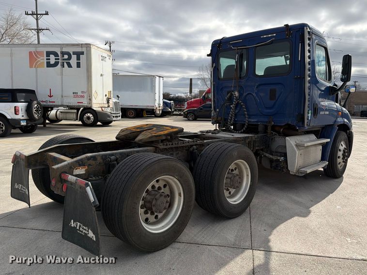 image for item FB8057 2017 Freightliner Cascadia semi truck