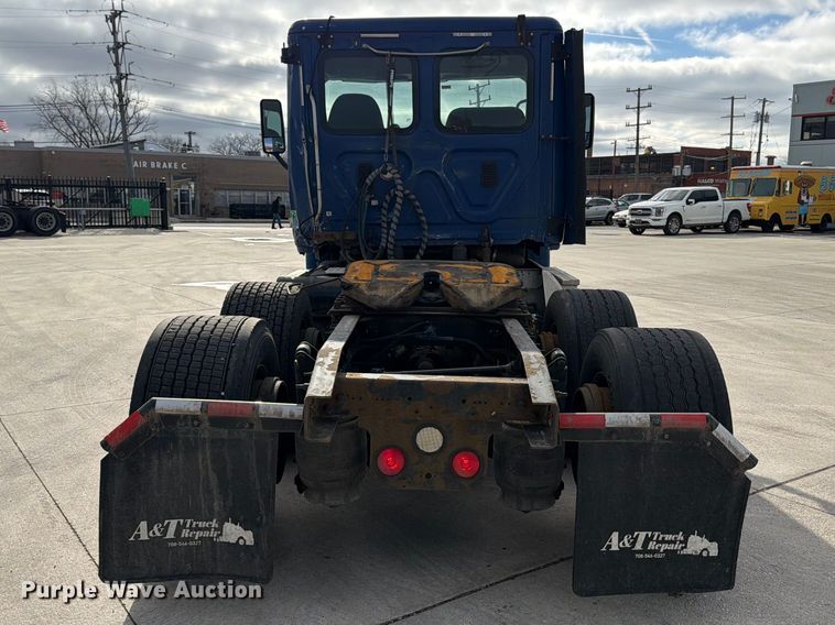 image for item FB8057 2017 Freightliner Cascadia semi truck