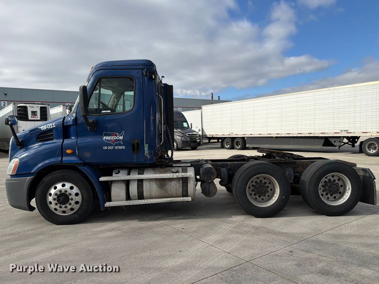 image for item FB8057 2017 Freightliner Cascadia semi truck