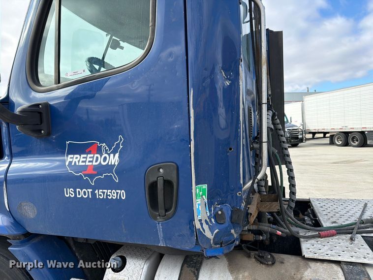 image for item FB8057 2017 Freightliner Cascadia semi truck