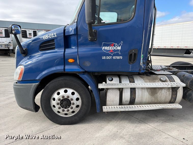 image for item FB8057 2017 Freightliner Cascadia semi truck