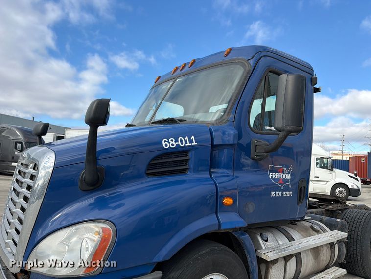 image for item FB8057 2017 Freightliner Cascadia semi truck