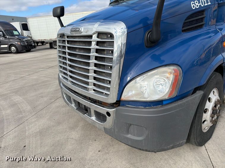 image for item FB8057 2017 Freightliner Cascadia semi truck